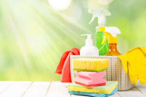 Concepto de limpieza de primavera: productos de limpieza, guantes